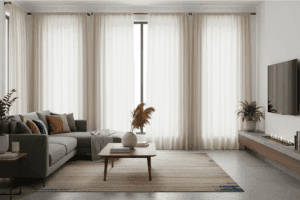 Gardinen nach Maß in Beige in einem modernen Wohnzimmer mit Sofa, Tisch und Fernseher